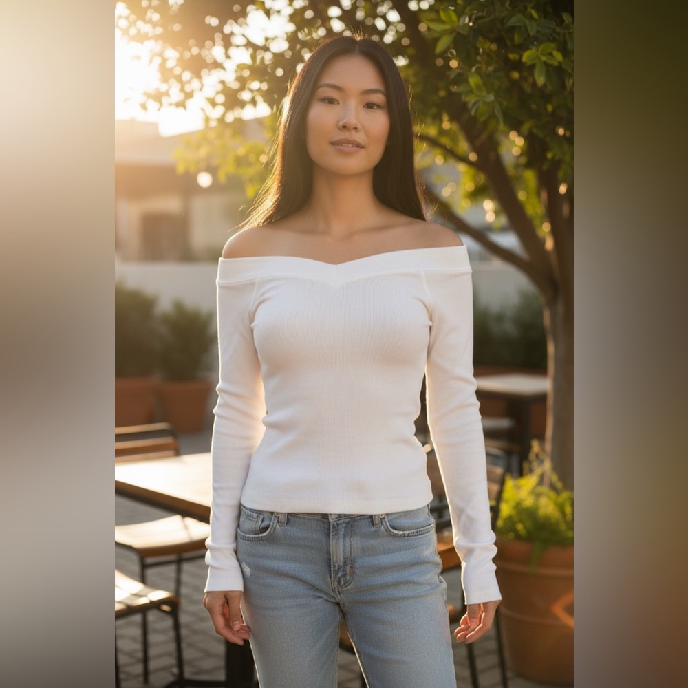 BDG WHITE LONG SLEEVE TOP V NECK. White